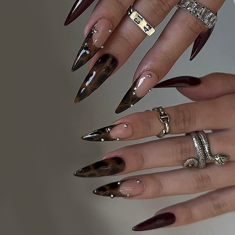 Künstlerisches Stiletto-Nageldesign Brehn