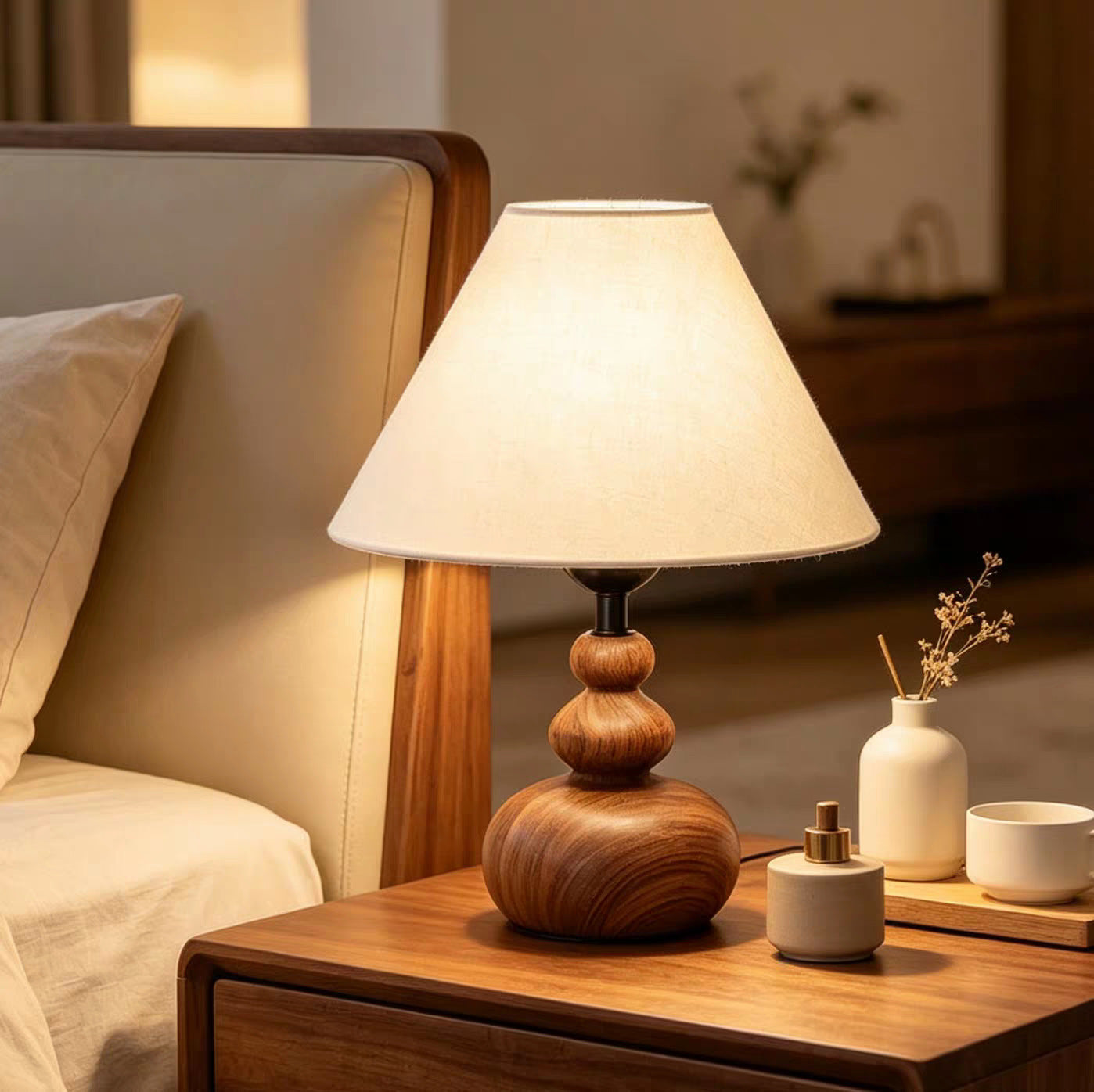 Zeitgenössische Tischlampe mit Holzfuß
