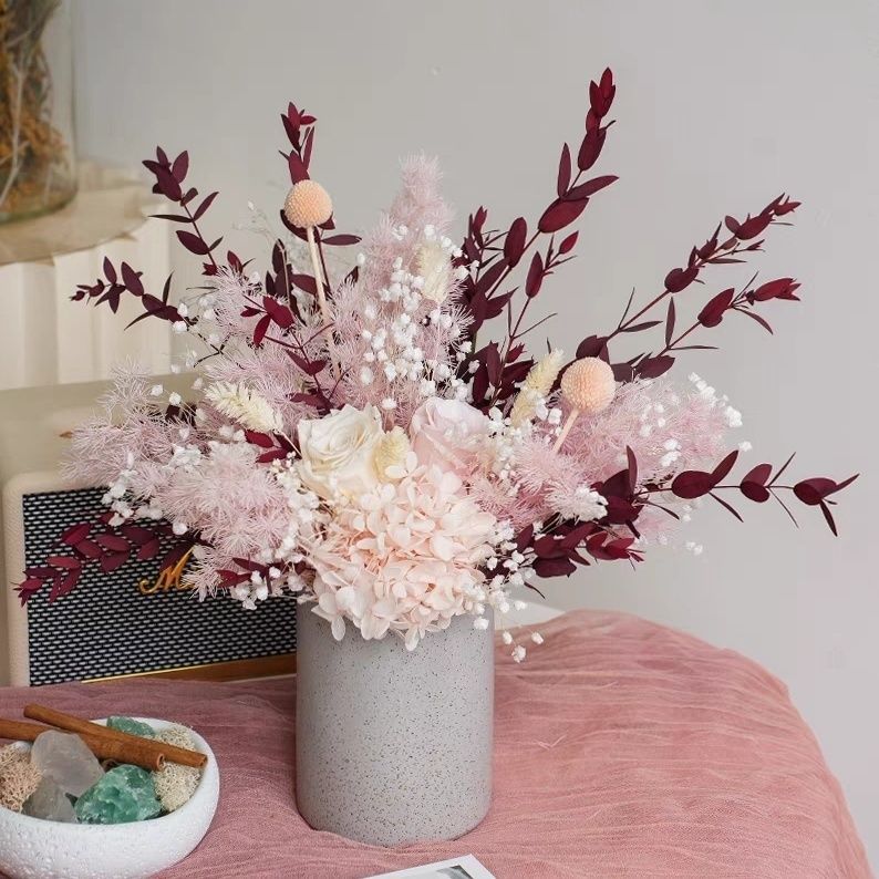 Getrocknete Blumenanordnung in modernem dekorativen Vase