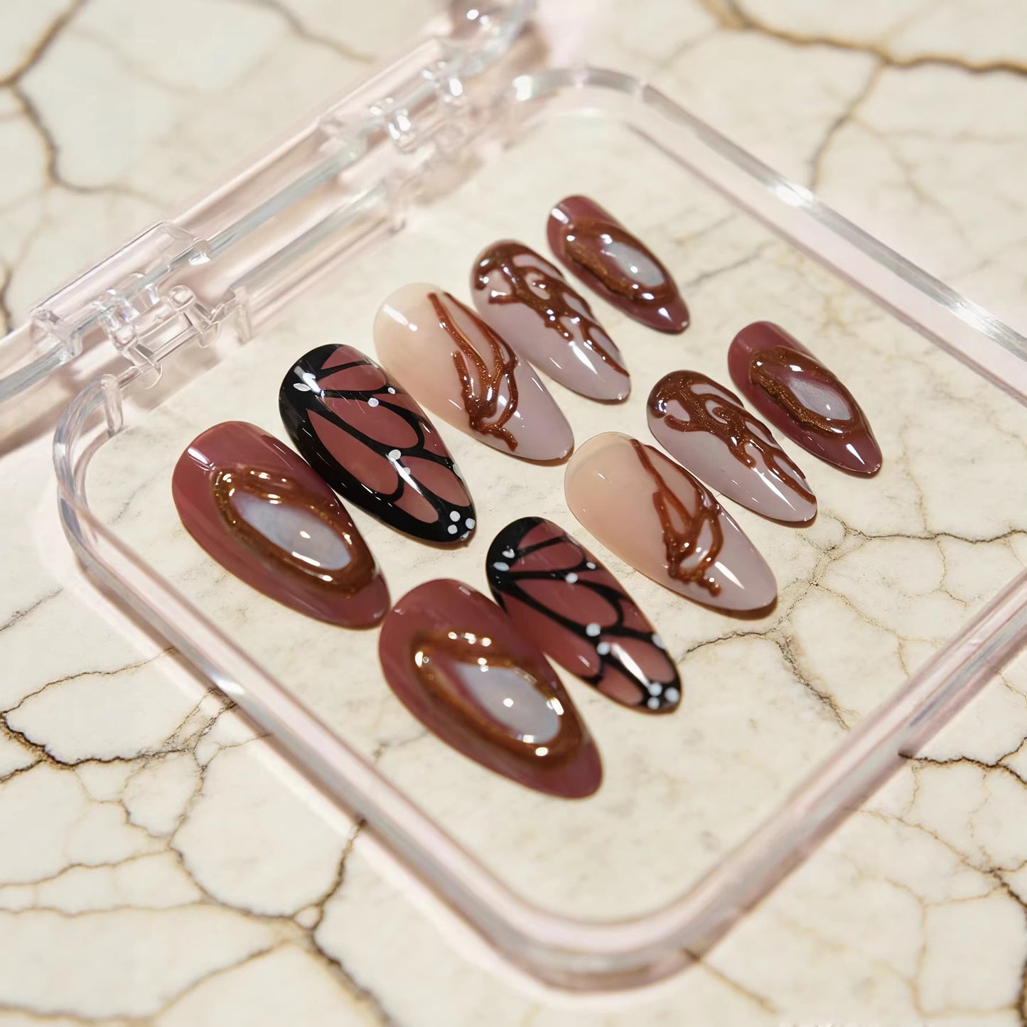 Künstlerische Texturierte Press-On Nageldesigns Brehn