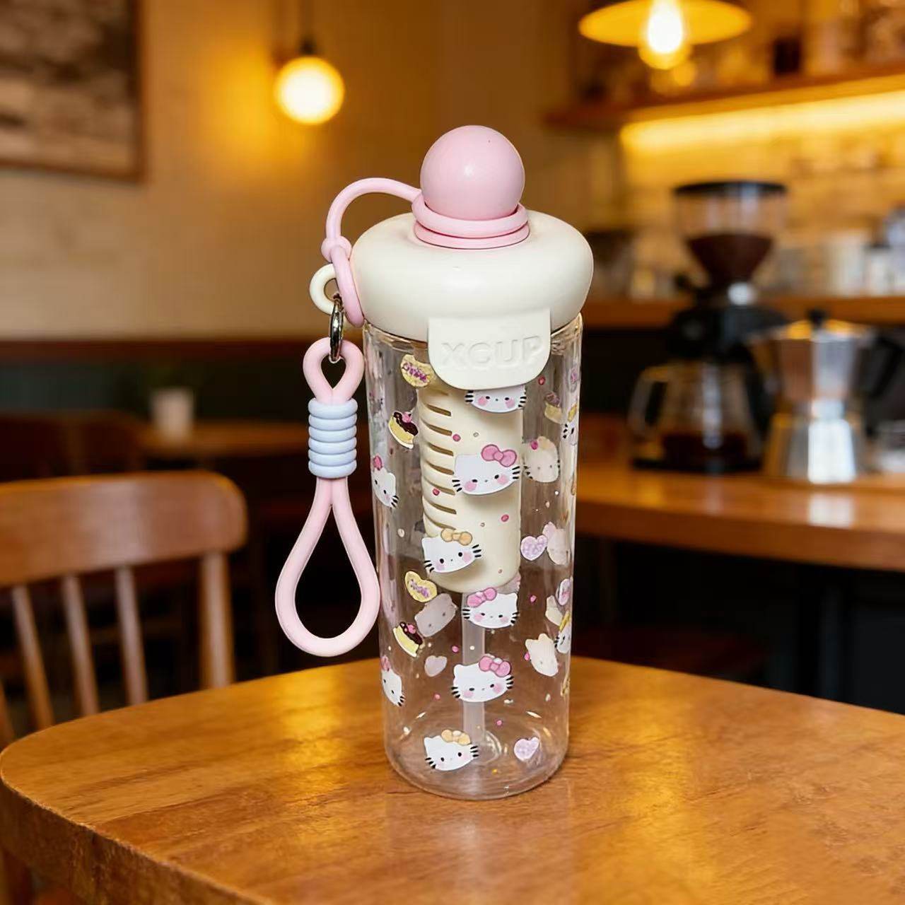 Damen Wasserflasche mit fröhlichem Motiv und praktischem Tragegriff Brehn