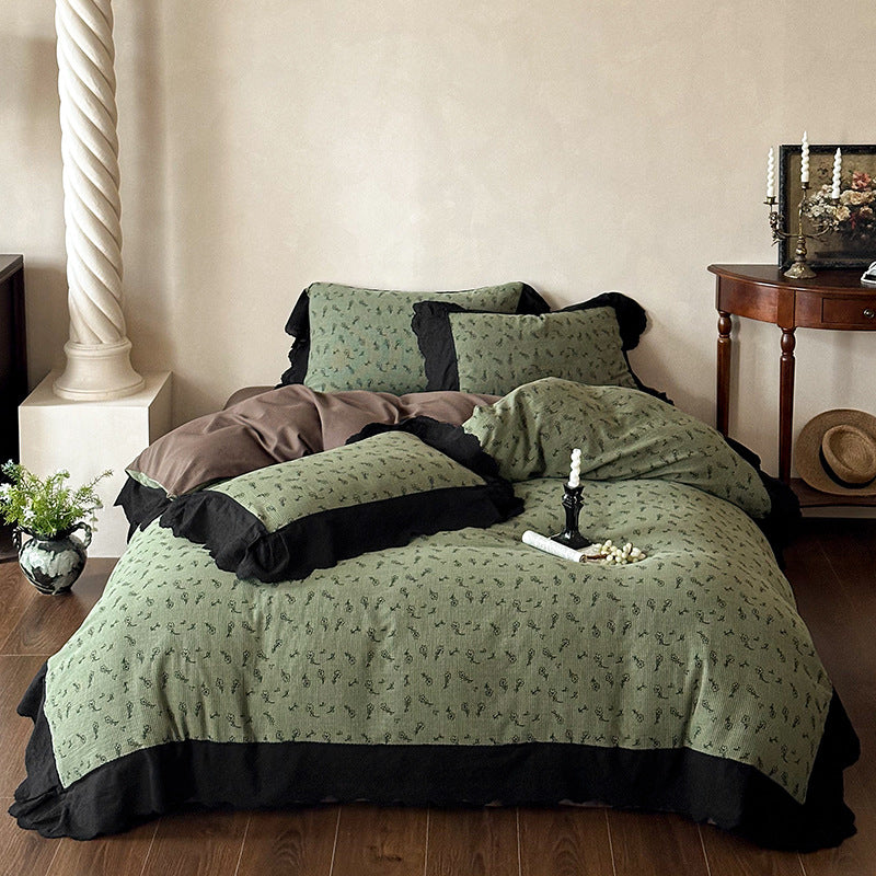 Florales Bettwäscheset aus feinem Baumwoll-Jacquard mit kontrastvolant und weicher Steppdecke