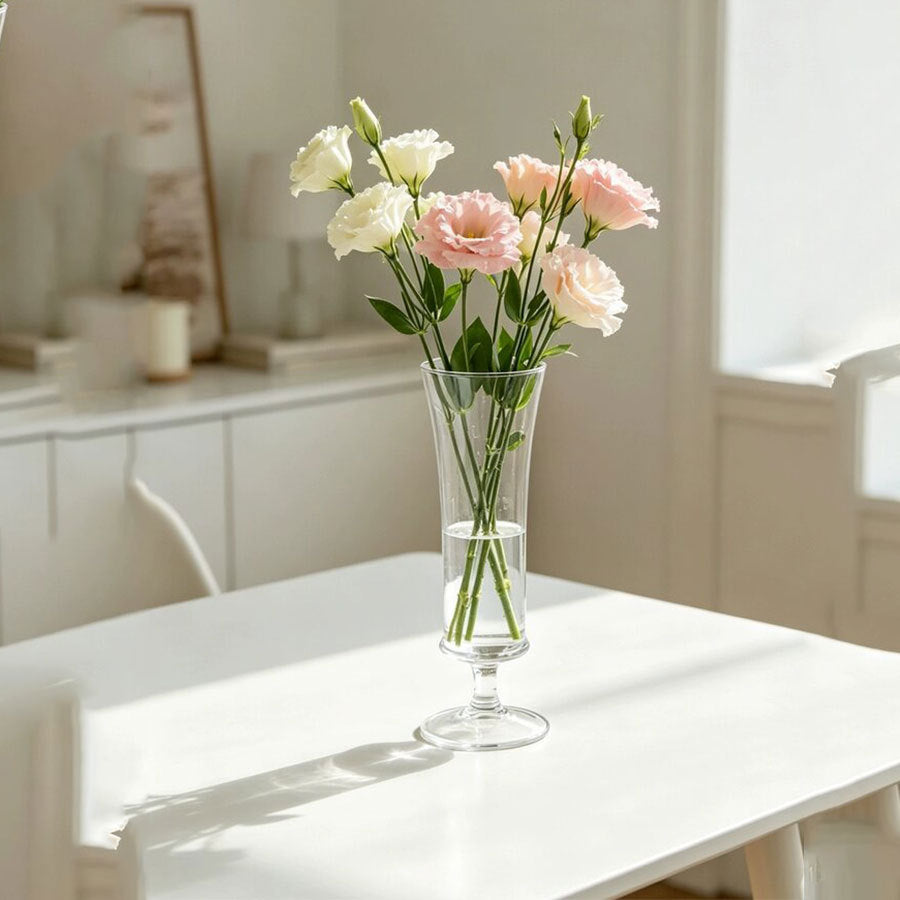 Eleganter dekorativer Glasskelch