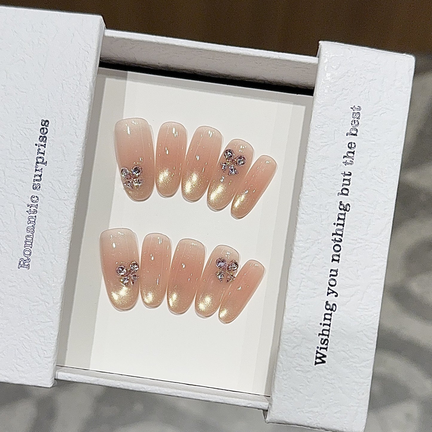 Elegante Kunstnägel mit Glitzer und Floralem Design Brehn