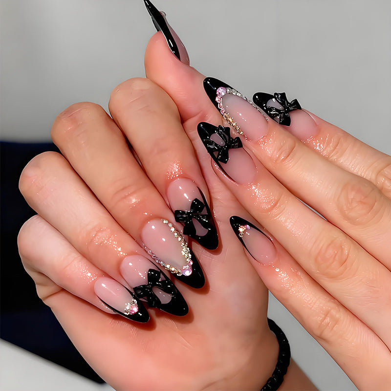 Kunstnagelset mit glamourösem Schleifen-Design und glitzernden Akzenten Brehn