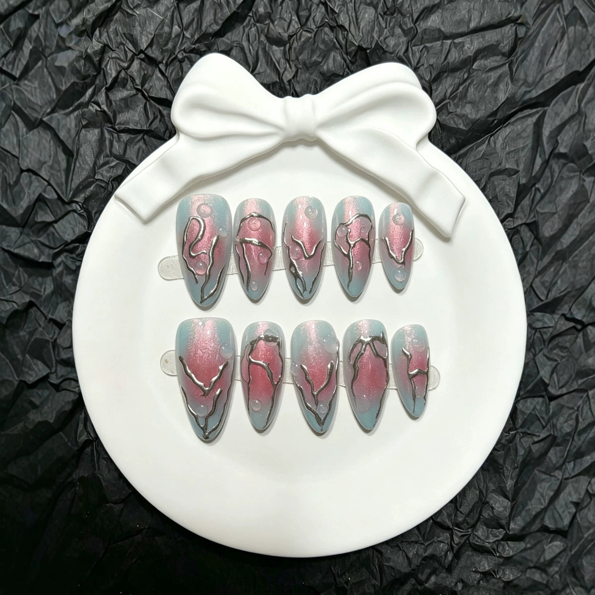 Künstlerisches Press-On-Nail-Art-Set mit modernen metallischen Akzenten