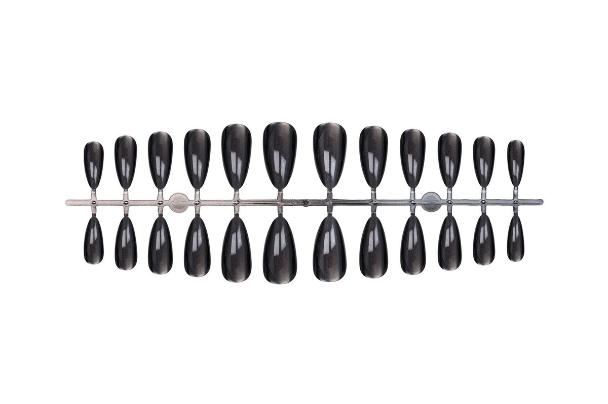 Kunstnagelset mit eleganten spitzen Formen und hochglänzendem Finish Brehn