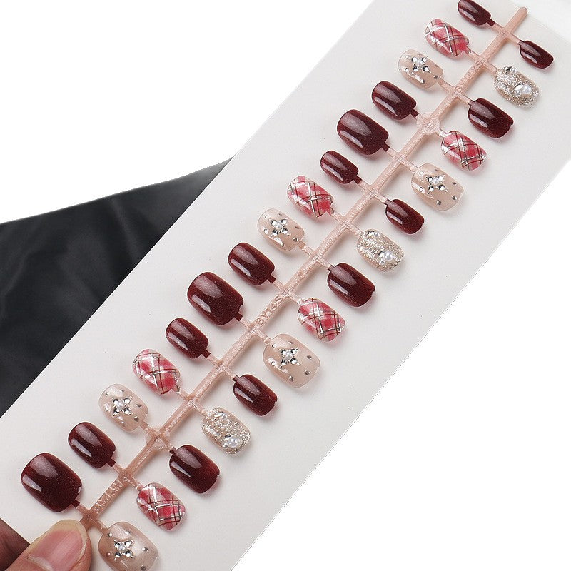 Elegantes dekoratives Nagelkunst-Set mit Juwelenakzenten Brehn