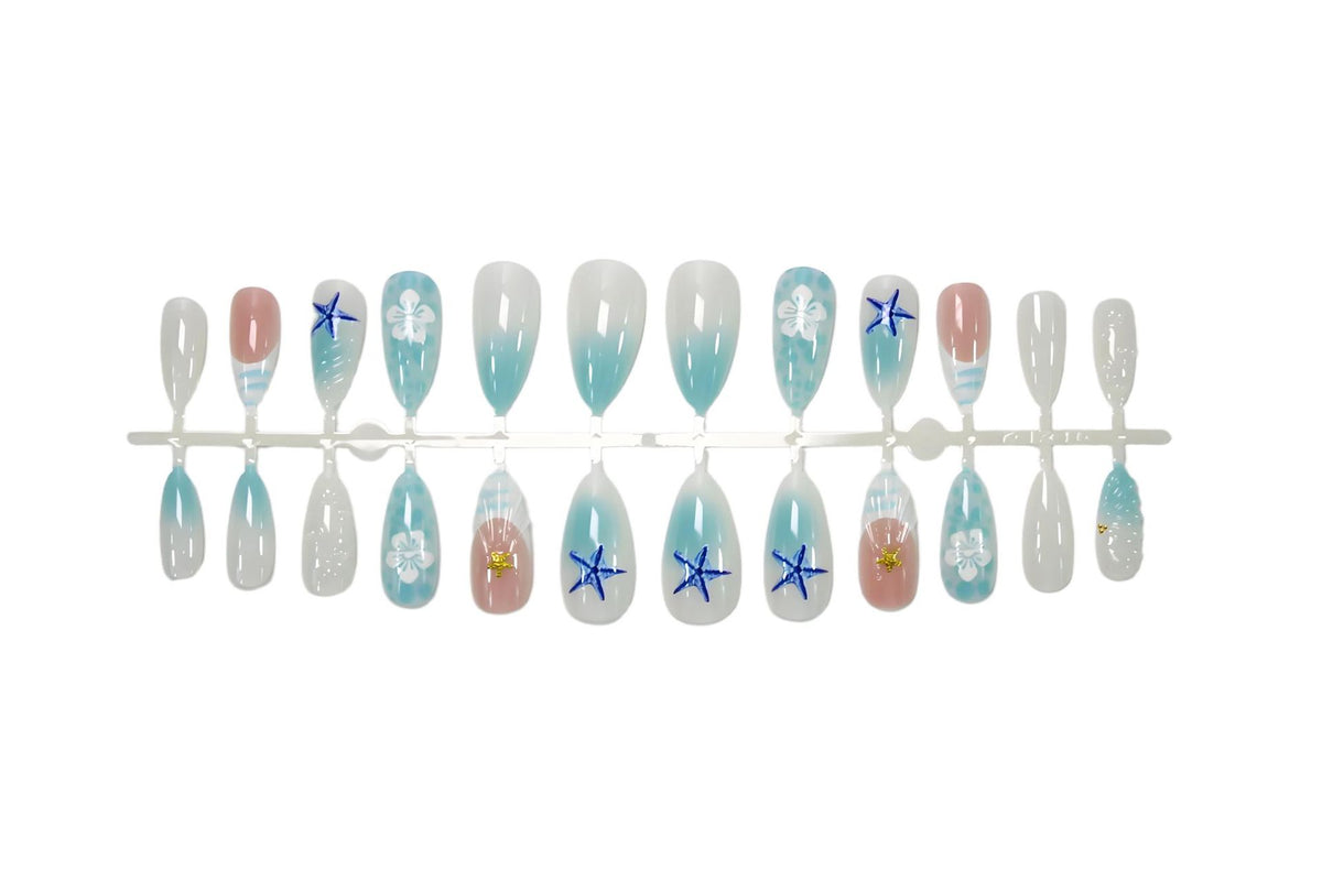 Kunstnagelset mit maritimen Motiven und eleganten Details Brehn