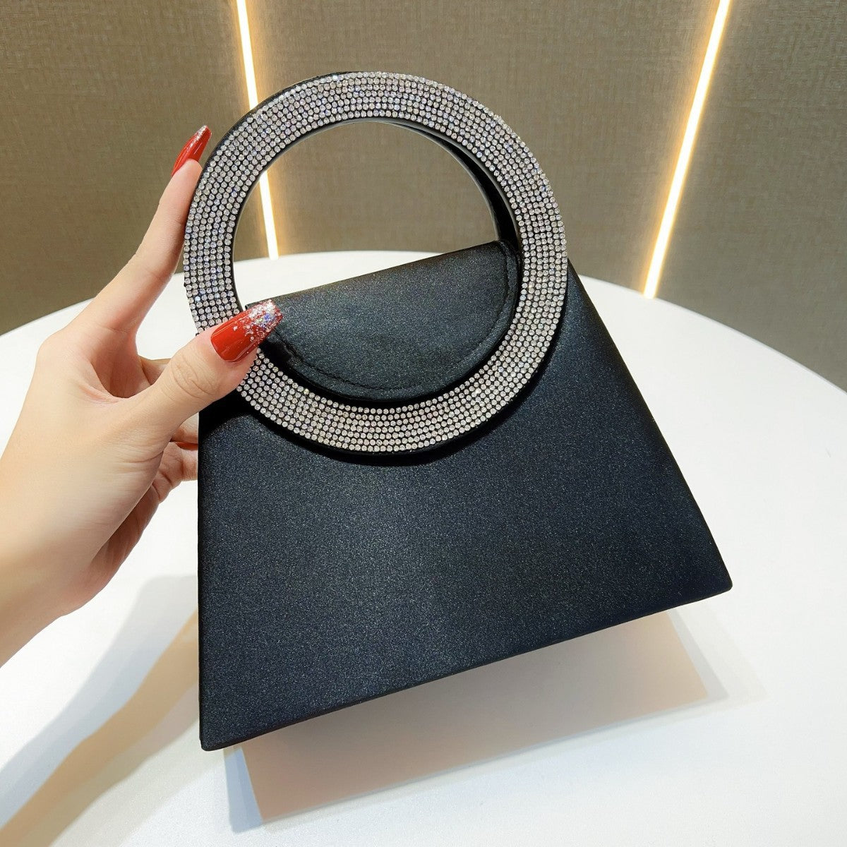 Elegante Handtasche mit Strassgriffen