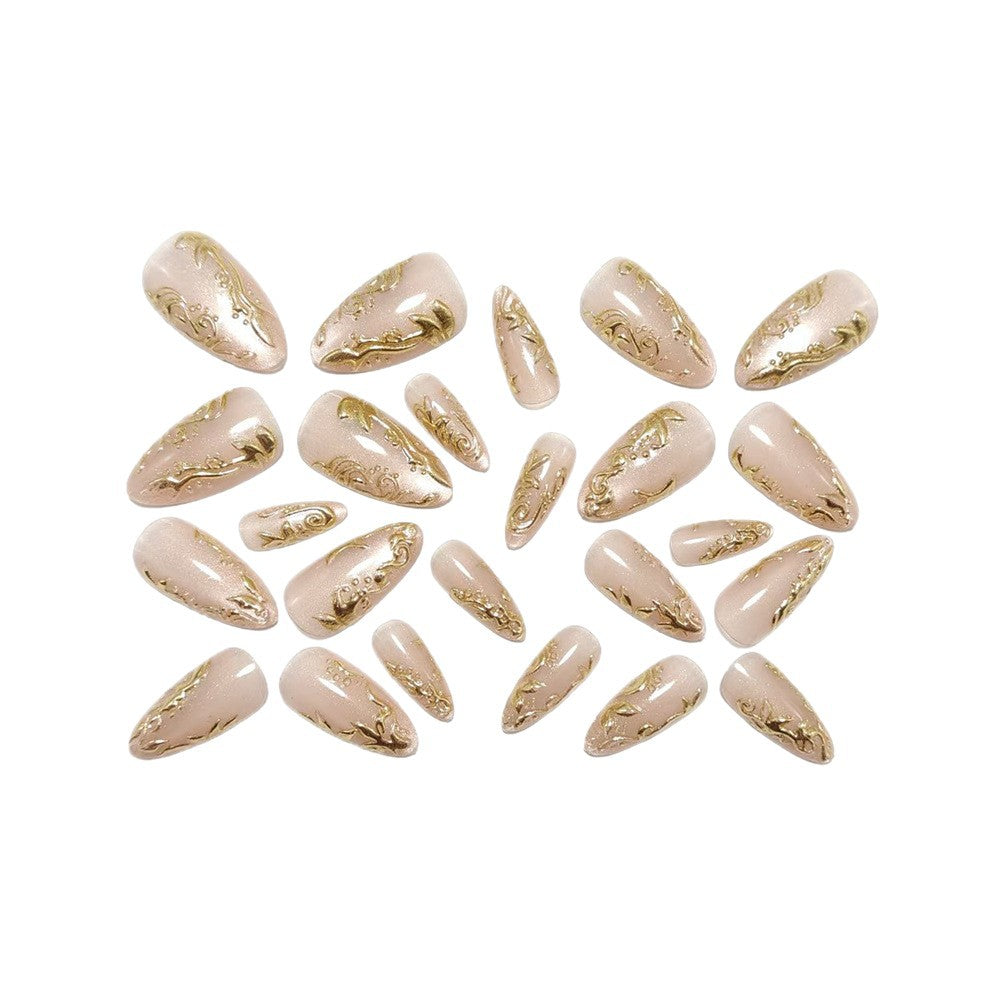 Exquisite Kunstnägel mit Goldenen Verzierungen Brehn