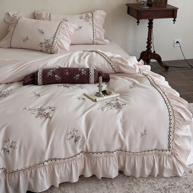 Bettwäsche-Set aus Baumwollsatin im Vintage-Stil mit floraler Stickerei, Volant und Spitzenbesatz