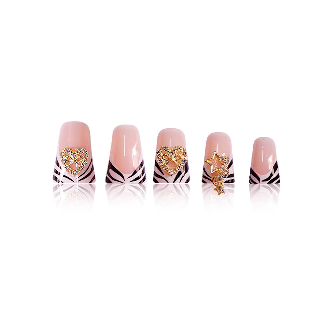 Künstlerische zebra-musterierte Nagelverzierungen mit Edelstein-Akzenten Brehn