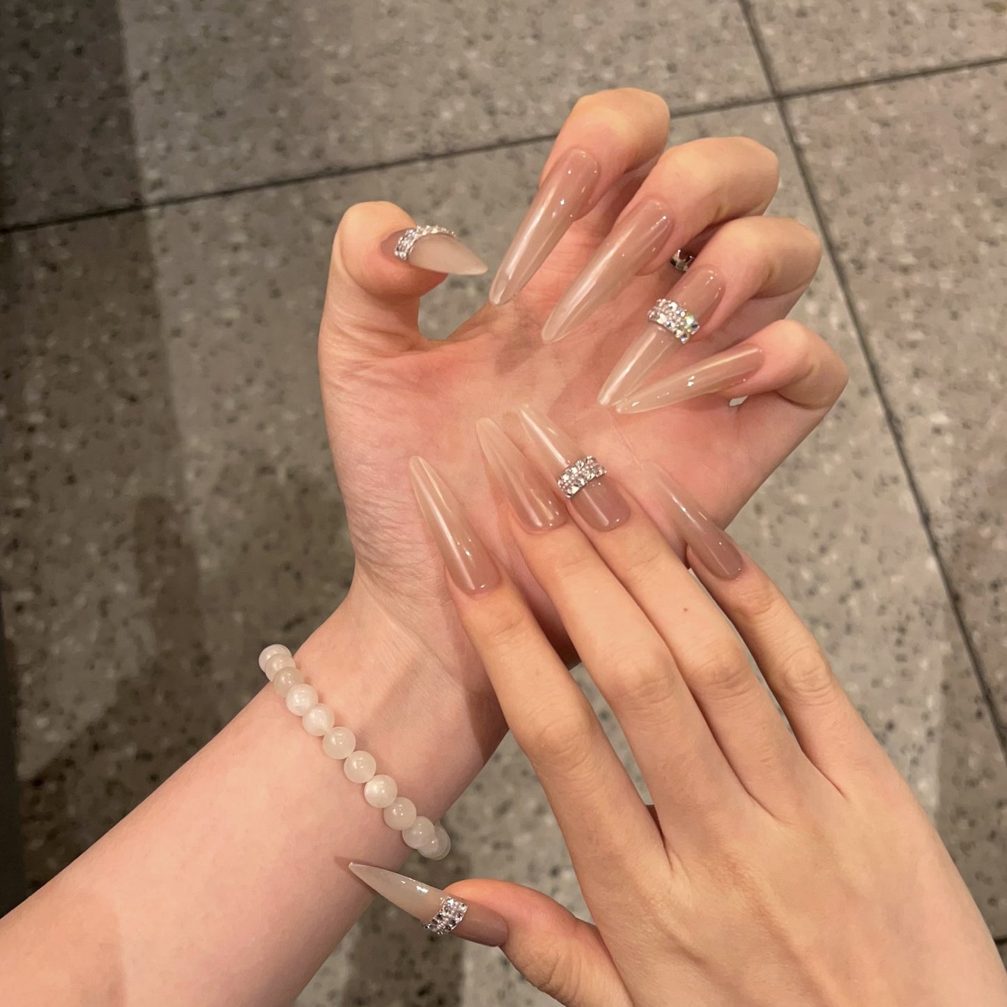 Stiletto Nagelkunst Tipps mit Strassakzenten Brehn