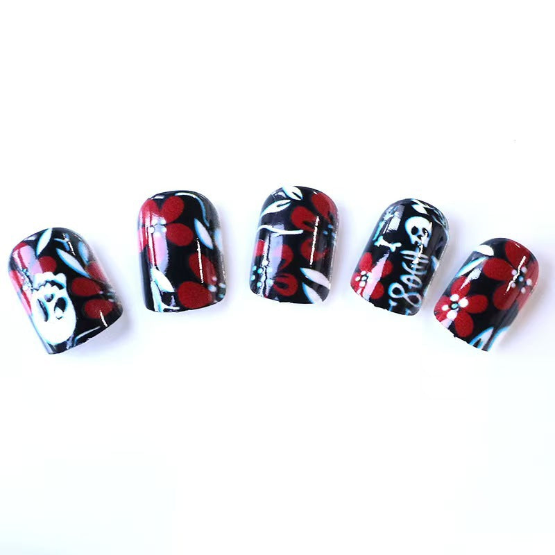 Kreative Kunstnägel mit Totenkopf-Motiv und floralen Elementen Brehn