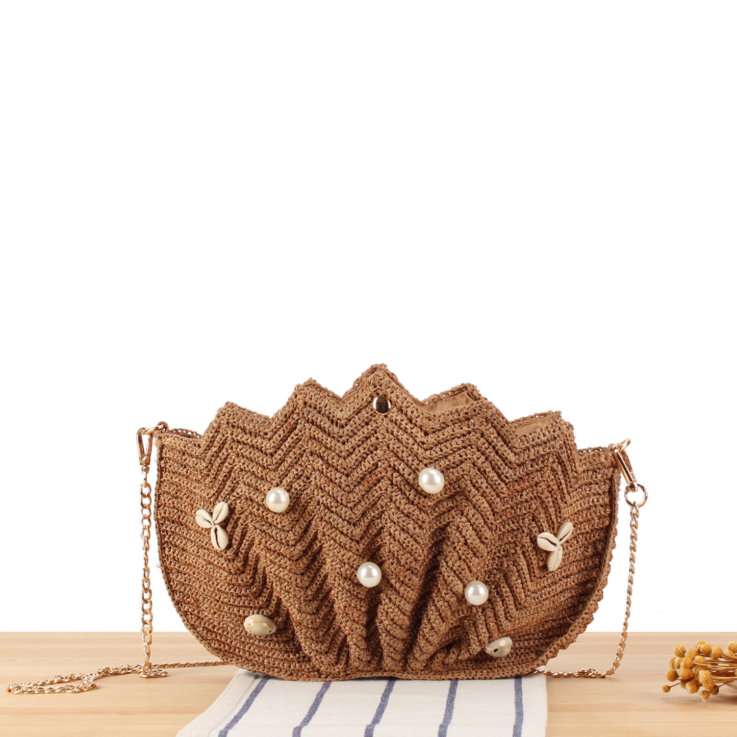 Elegante Clutch Aus Handgewebtem Material mit Einzigartigem Wellenmuster Brehn