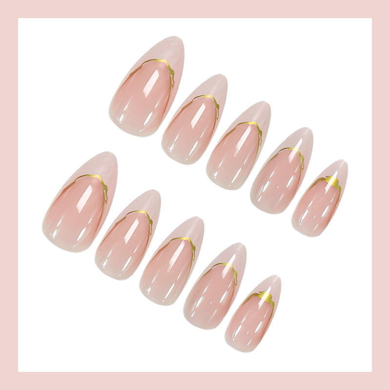 Kunstnagelset mit elegantem Goldrand und natürlich wirkendem Finish Brehn