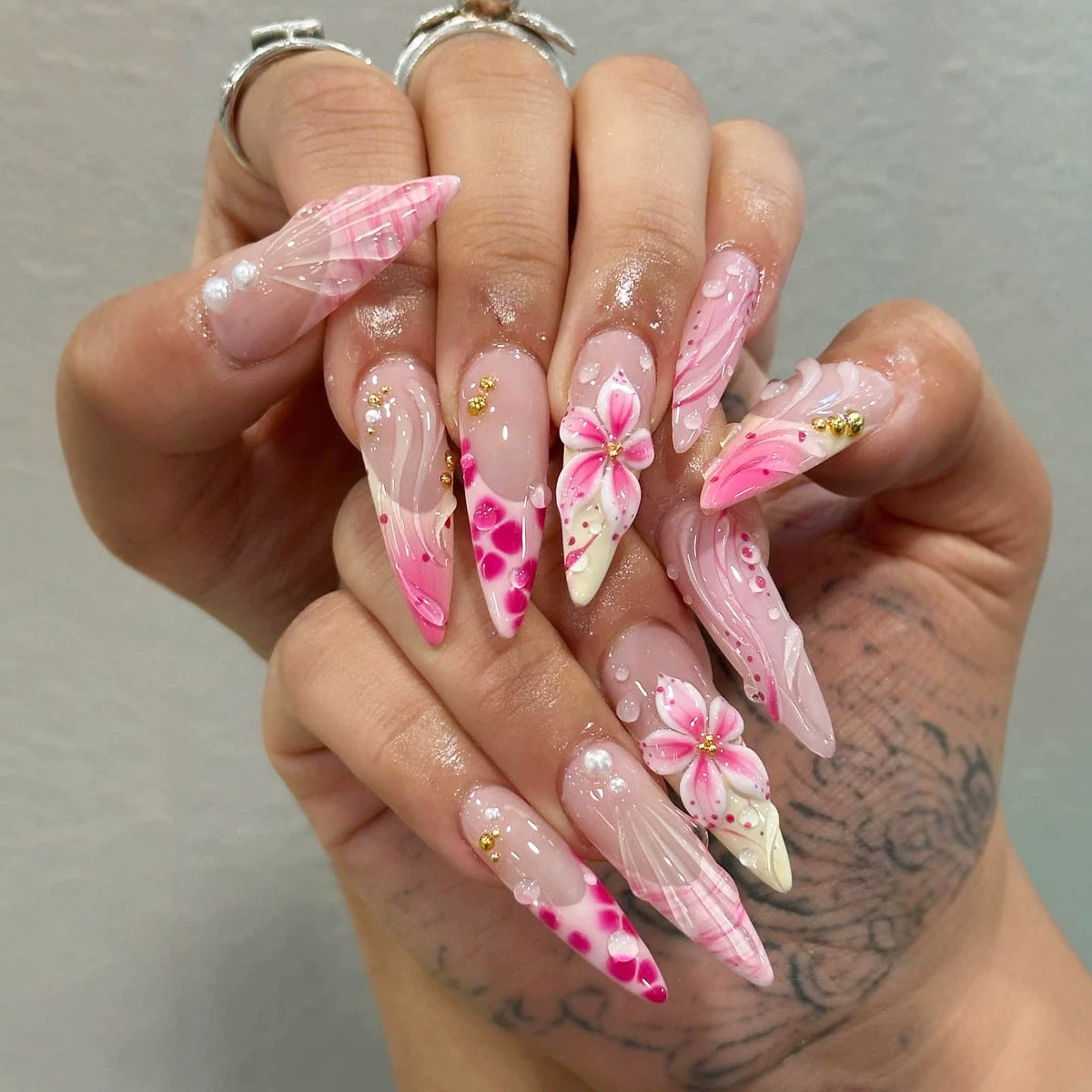 Florale Stiletto Press-On Nagelset mit künstlerischem Design Brehn