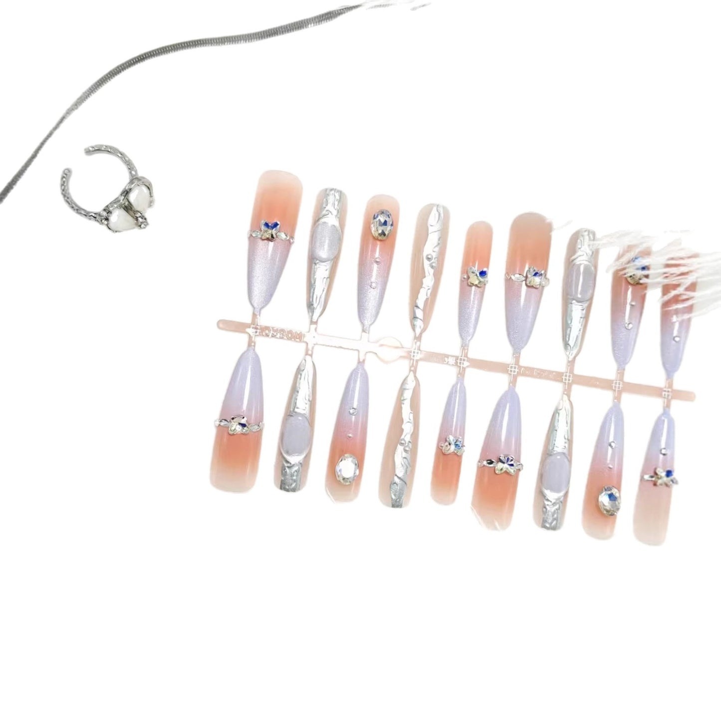 Kunstnägel mit Elegantem Glitzer-Design und Feinen 3D Verzierungen Brehn