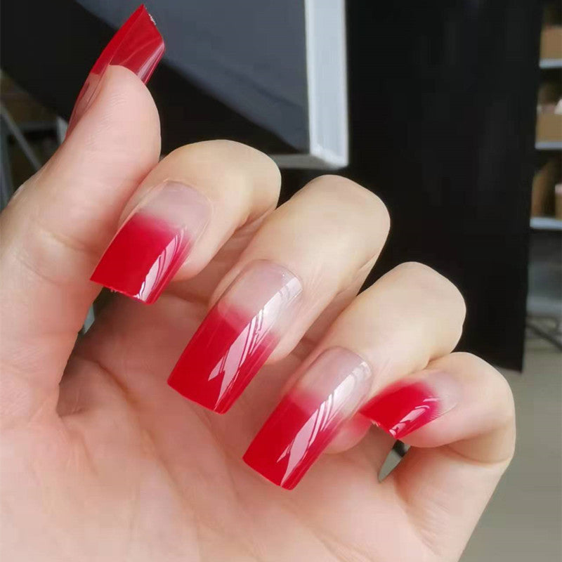 Kunstnägel im modernen French Tip Design Brehn