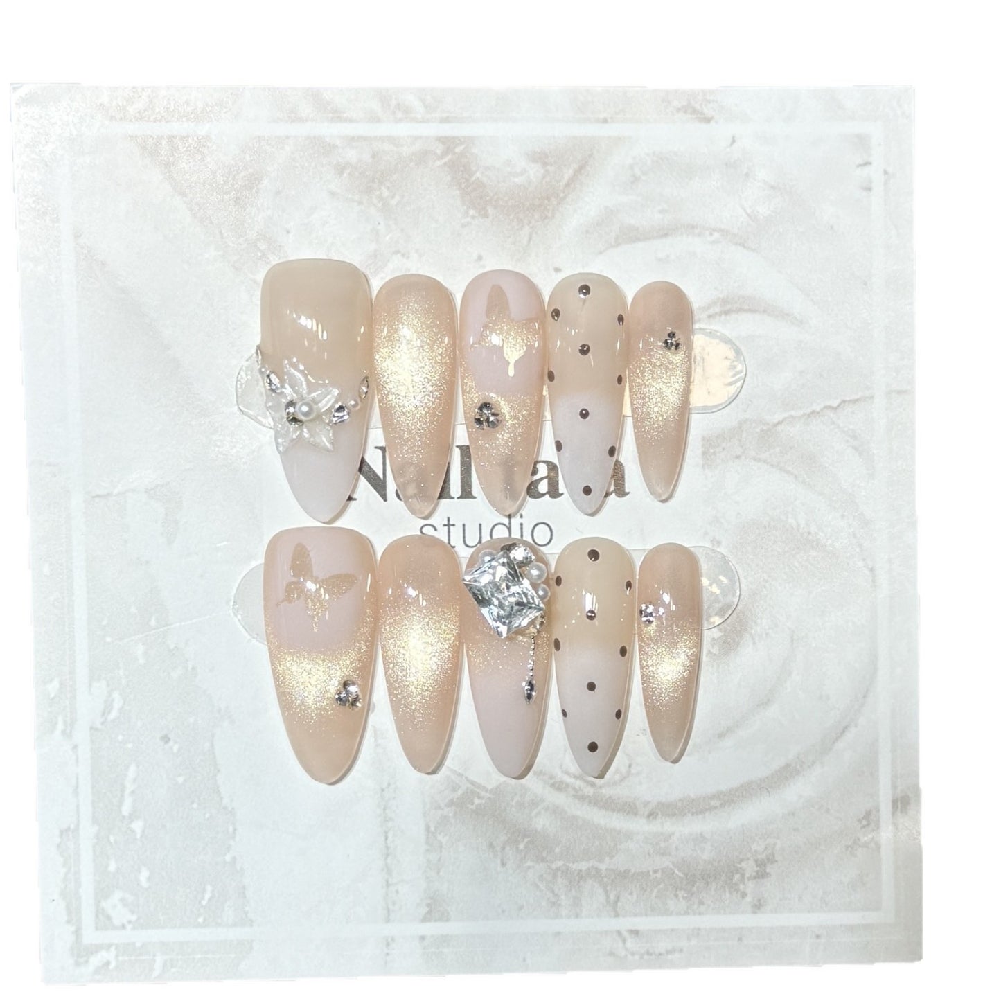 Elegantes Press-On-Nail-Art-Set mit dekorativen floralen Akzenten Brehn