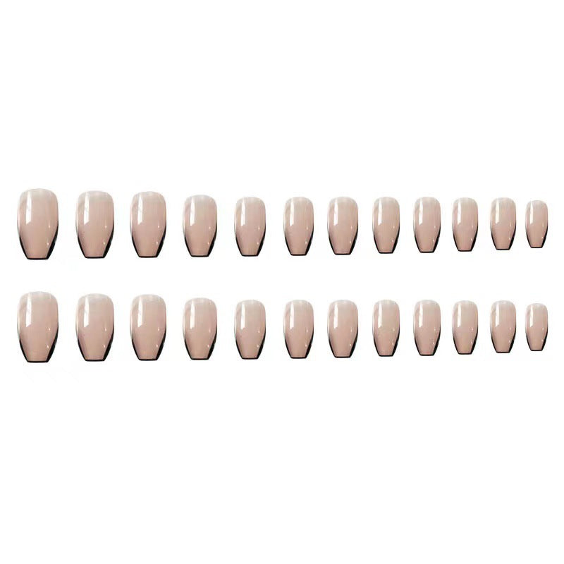 Kunstvolle Nagelverlängerungen mit eleganter French-Spitze Brehn