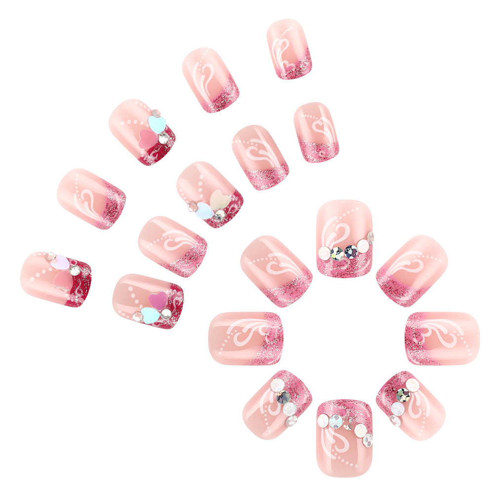 Künstlerische Press-On Nagelkunst mit Herzdesign Brehn