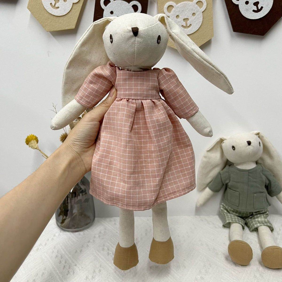 Plüsch-Leinen-Hasenpuppe mit langen Ohren, Fliege und abnehmbaren karierten Latzhosen