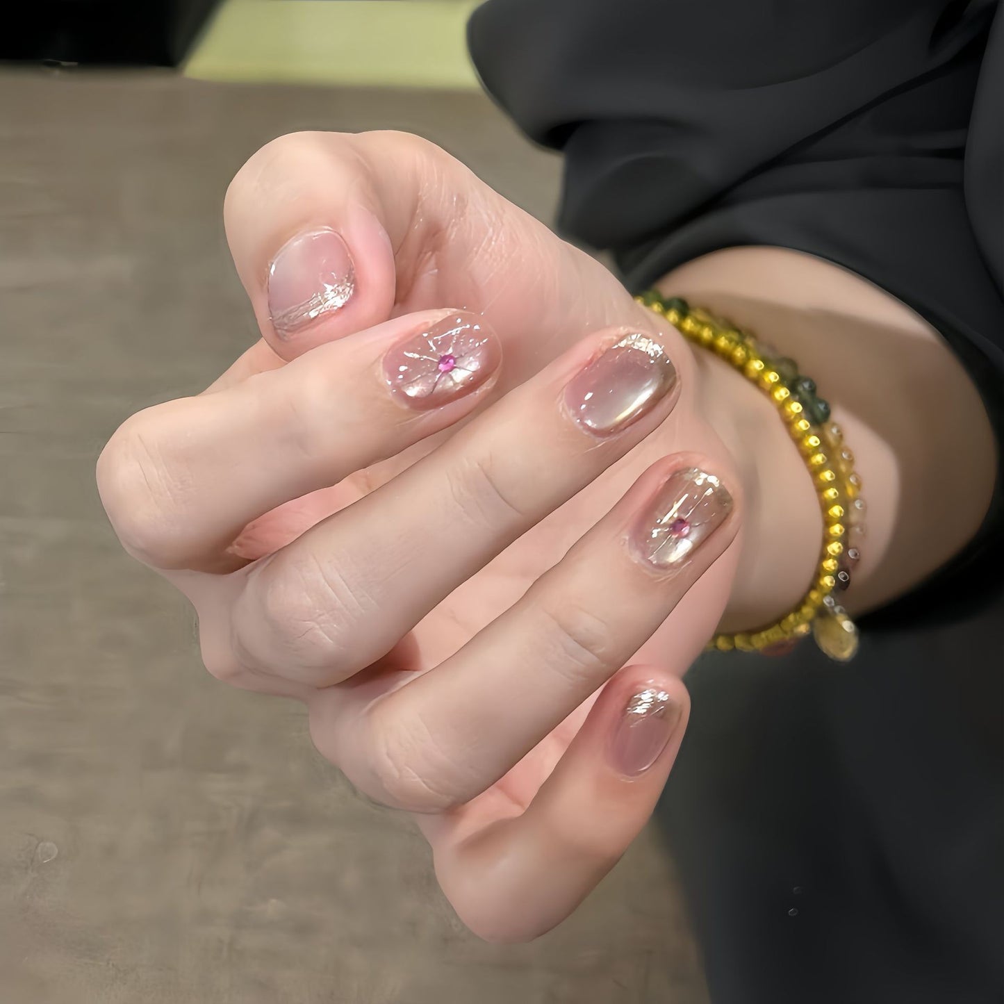 Künstliche Nail Art mit Eleganten Schmuckdetails Brehn