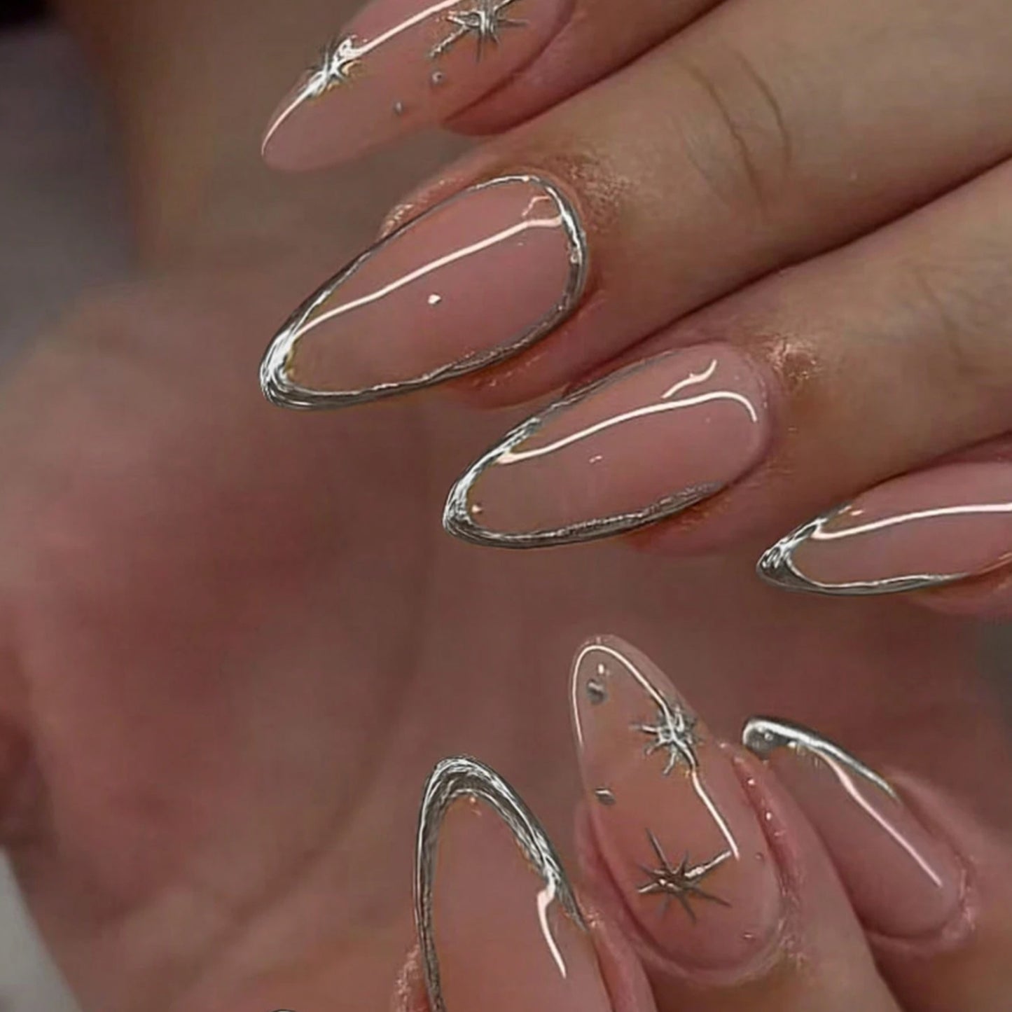 Elegantes Stiletto-Nagelkunst-Set mit silbernen Akzenten Brehn
