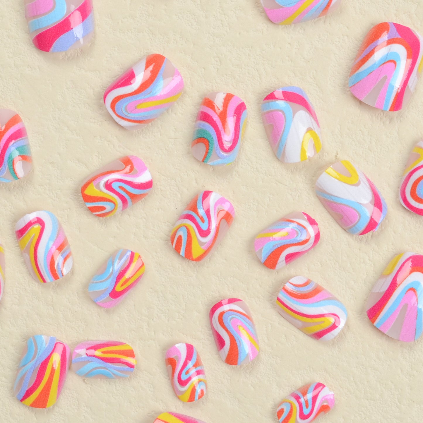 Kunstnagelset mit buntem Marmor-Design und lebhaften Farben Brehn