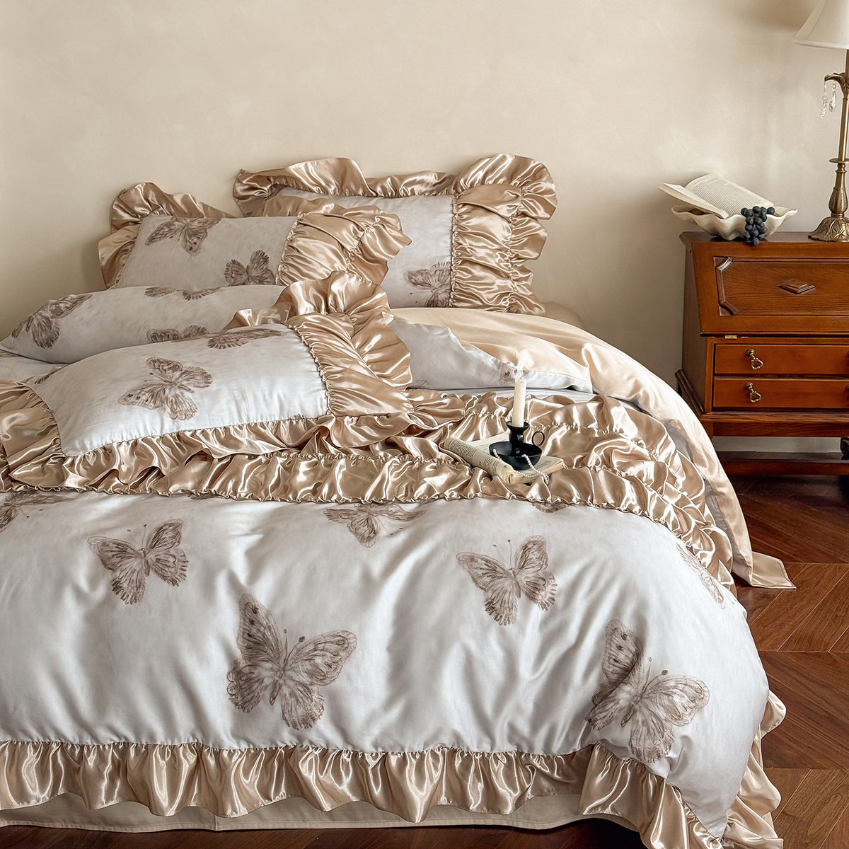 Luxuriöses Satin-Bettwäscheset mit üppigen Rüschen und Schmetterlingsdruck