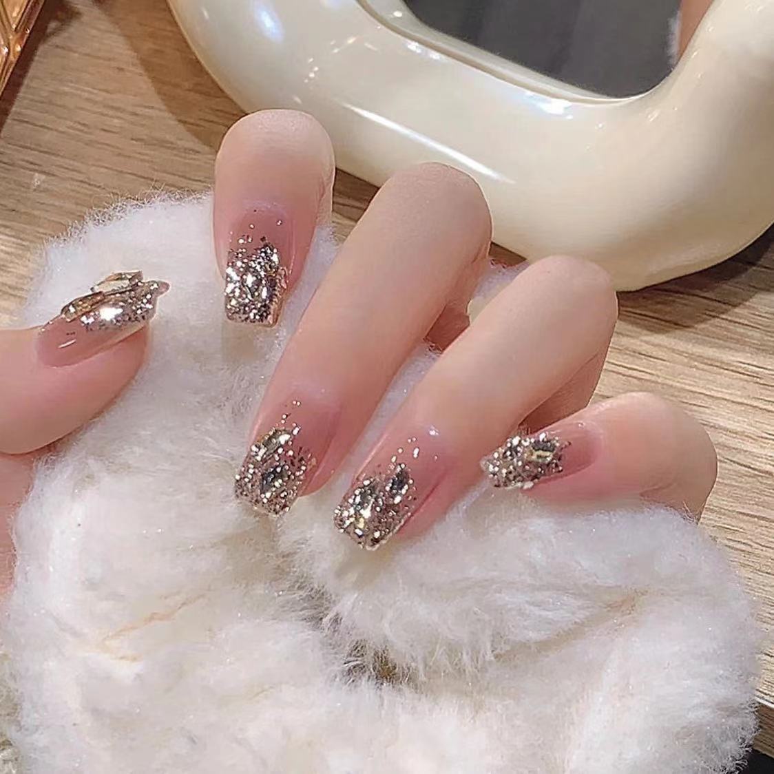 Glamouröse von Edelsteinen inspirierte Press-On-Nail-Art Brehn