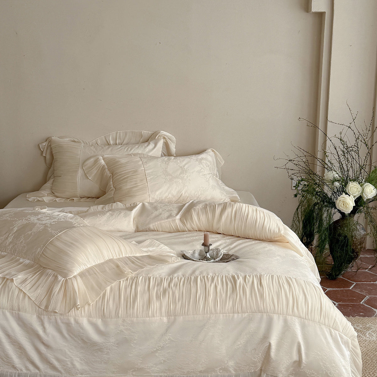 Luxuriöses Bettwäscheset mit Rüschen, Plissee und Jacquard-Satin