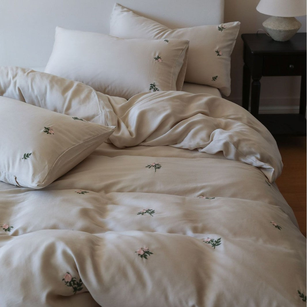Baumwollsatin-Bettwäsche-Set mit dezent bestickten Aquarell-Blüten und extra-feinem Finish