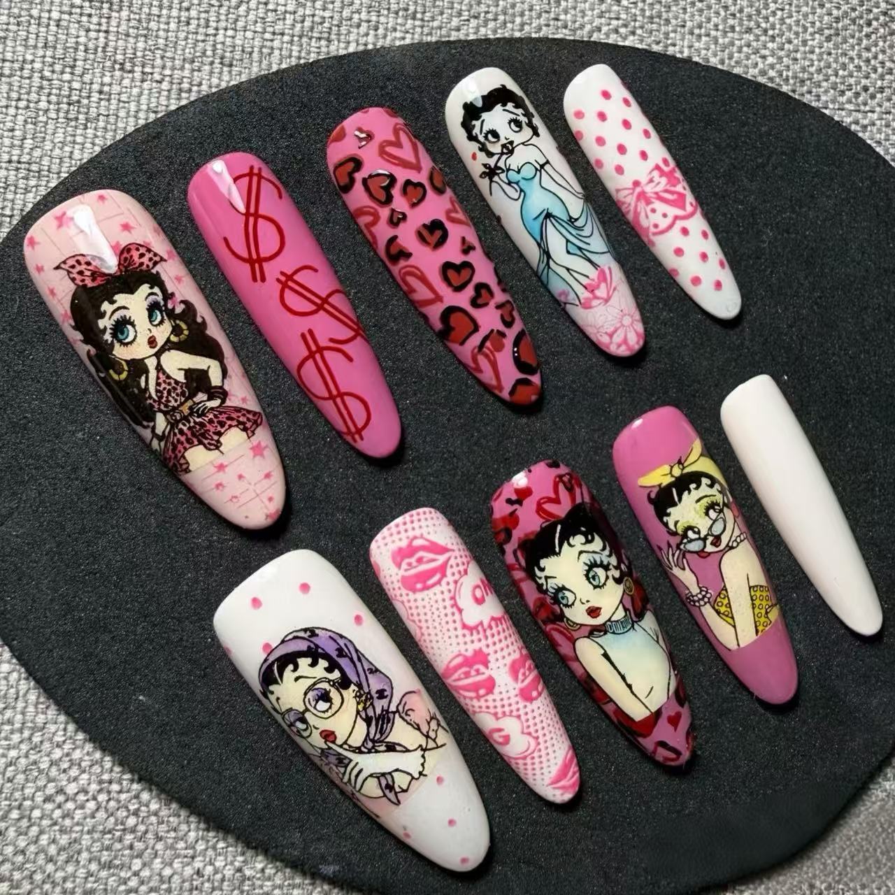 Künstlerische Lange Stiletto-Nagelverzierungen Brehn