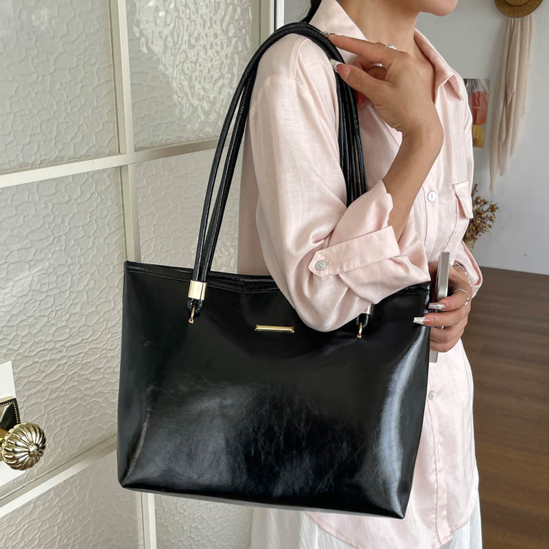 Elegante glänzende Handtasche