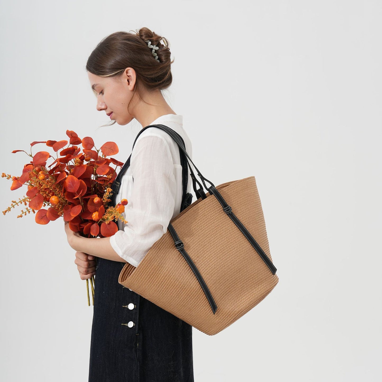 Elegante Strandtasche Aus Geflochtenem Naturmaterial mit Lederakzenten Brehn