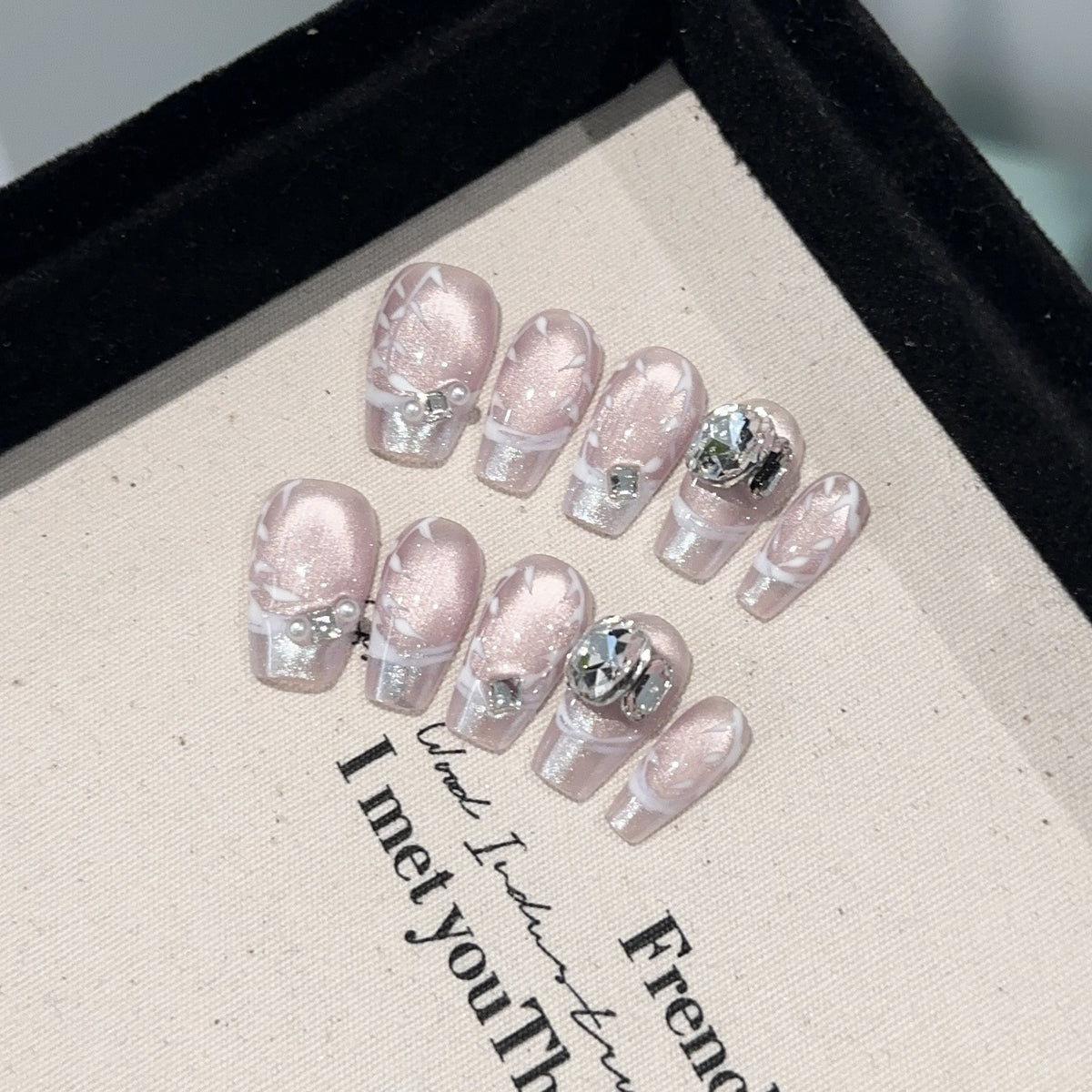 Elegantes Press-On-Nagelkunstset mit Edelsteinakzenten