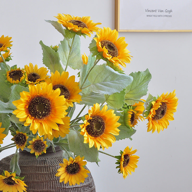 Dekorativer Sonnenblumenstrauß