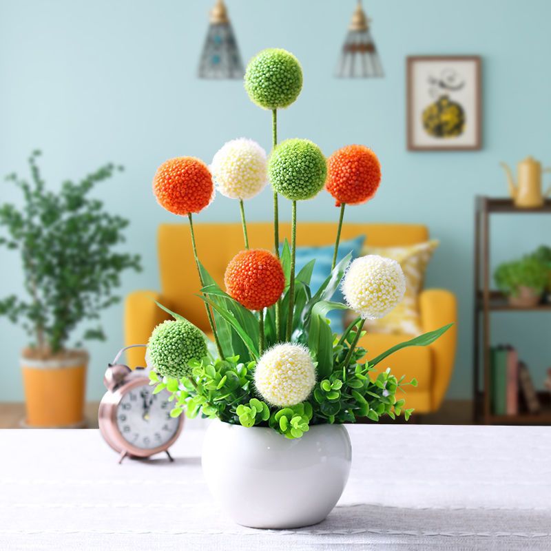 Künstliches Blumenarrangement in modernem Keramikvase