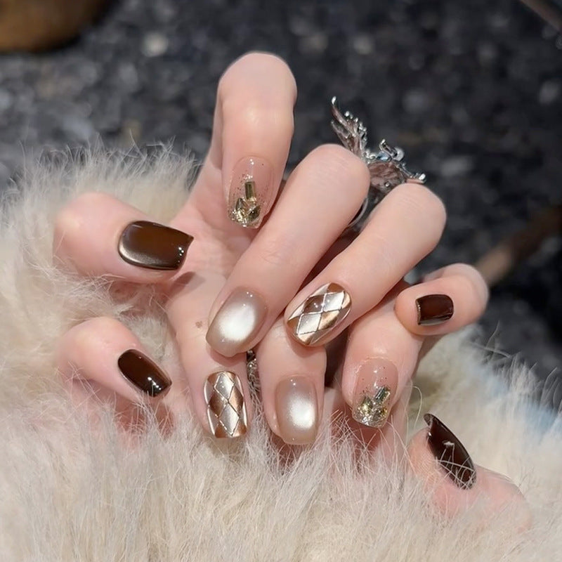 Stylisches Gel Press-On Nagelset mit einzigartigen Designelementen Brehn