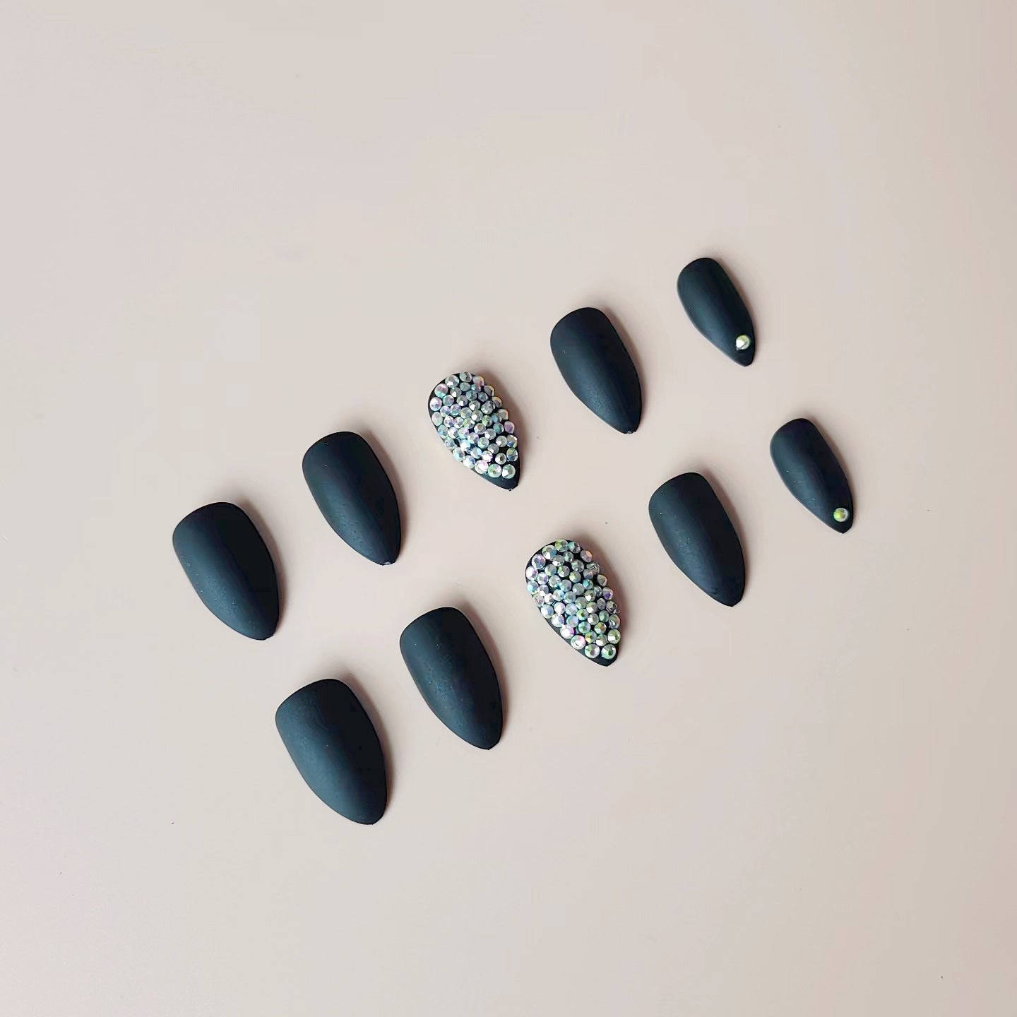 Kunstnagelset mit mattem Finish und funkelnden Akzenten Brehn