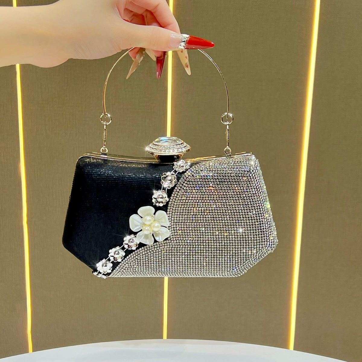 Glamouröse Clutch-Tasche mit Strassbesatz