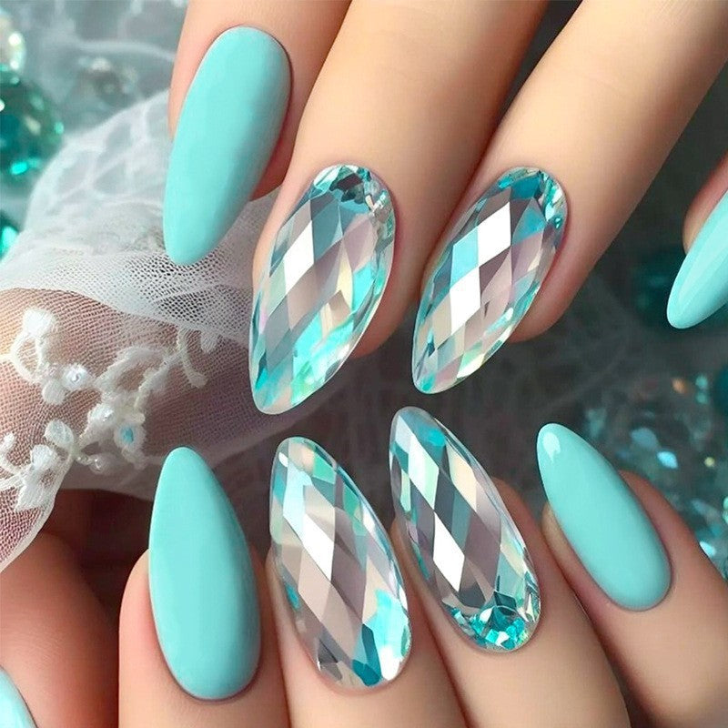 Kunstnagelset mit Crystal-Design und funkelnden Akzenten Brehn