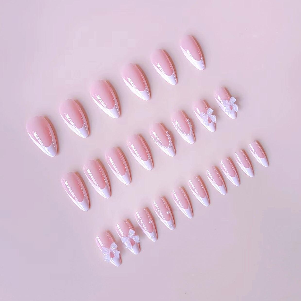 Kunstnagelset mit eleganten Spitzen und floralen Akzenten Brehn