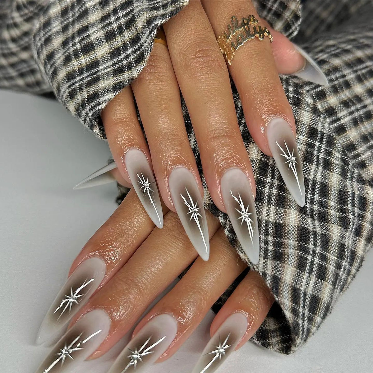 Spitz zulaufende Stiletto-Nagelverlängerungen Brehn