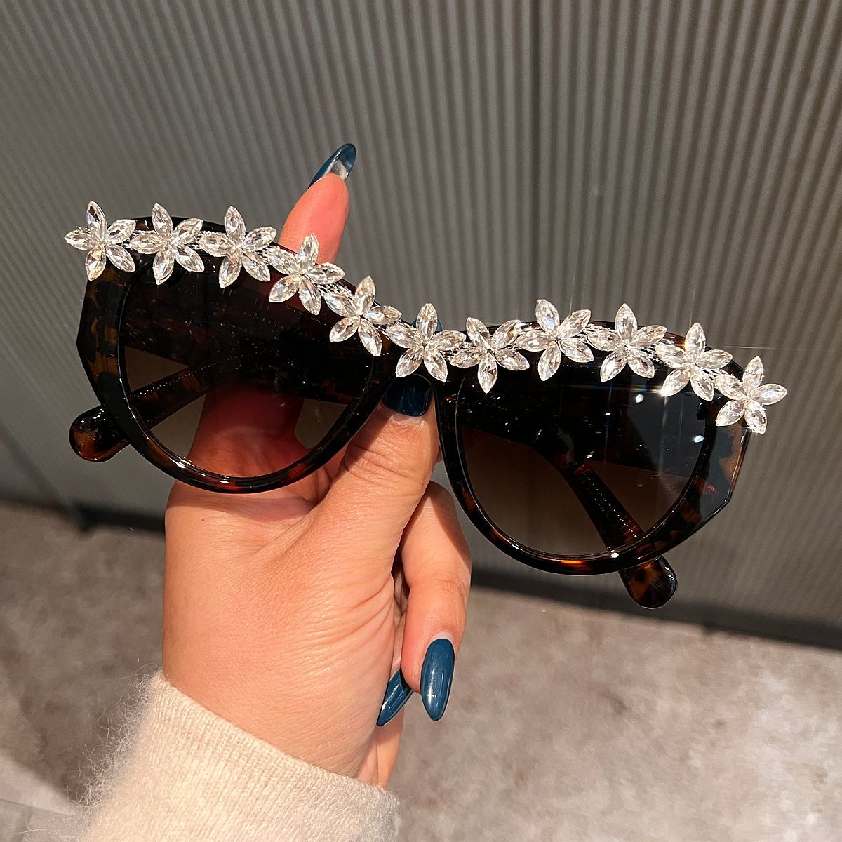 Damen Sonnenbrille mit floralen Kristallakzenten Brehn