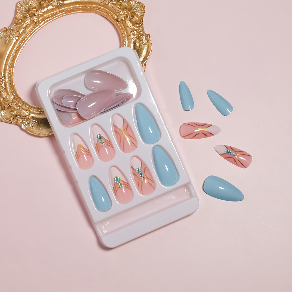 Künstlerisches Press-On-Nagelset mit eleganten Details Brehn