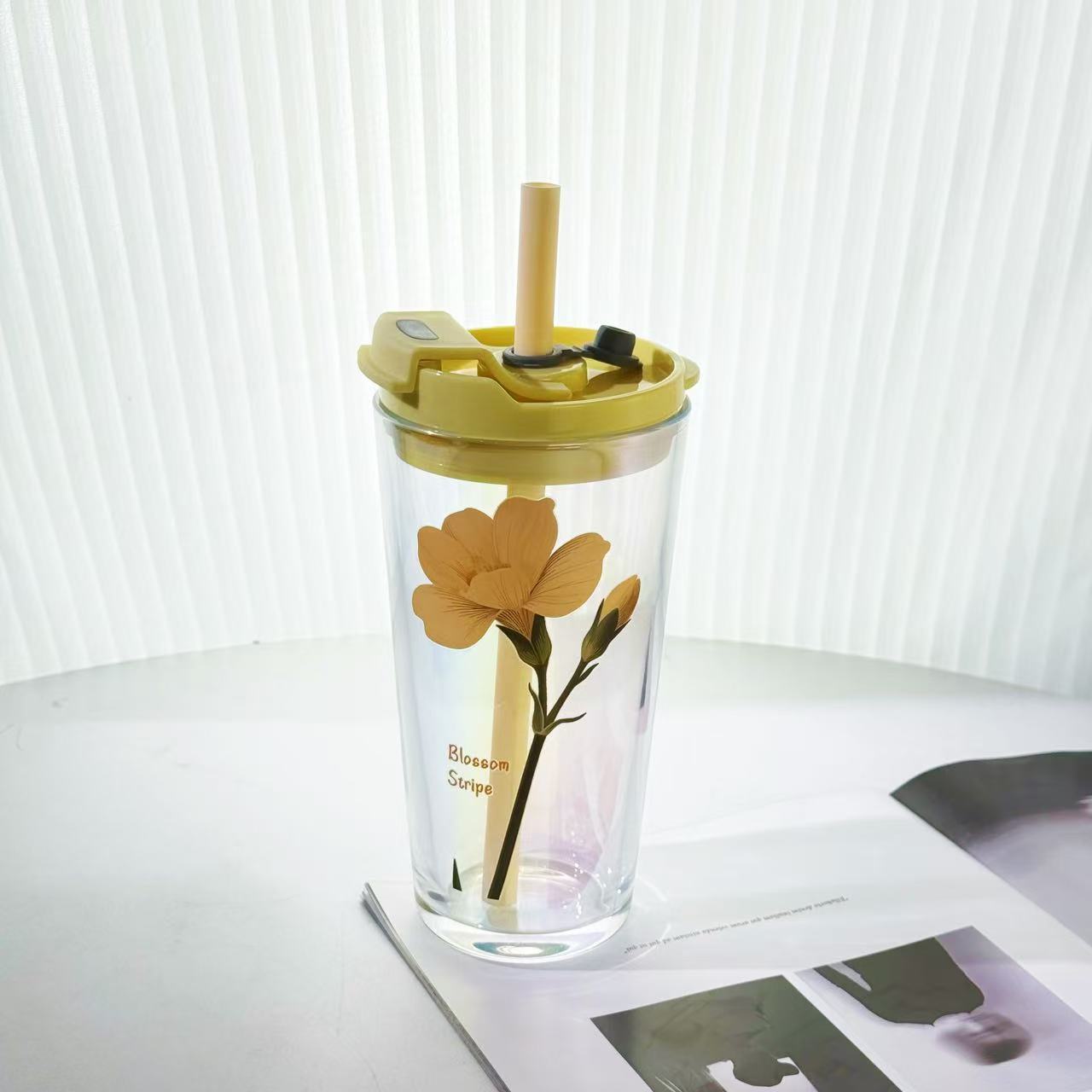 Damen Trinkbecher mit praktischer Silikonschutzhülle und dekorativen Blumenmotiven Brehn